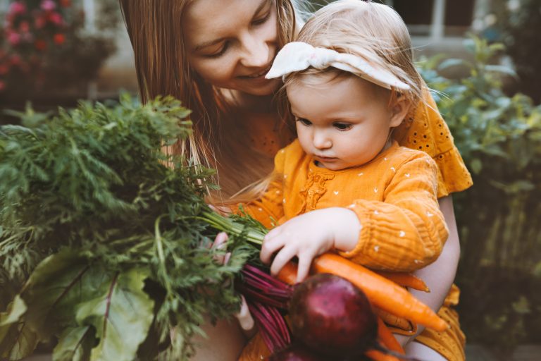 Mother daughter at farmers market everst© Shutterstock