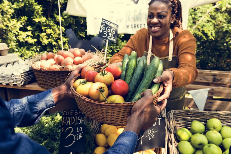 Lady at veggie stand Rawpixel.com© Shutterstock