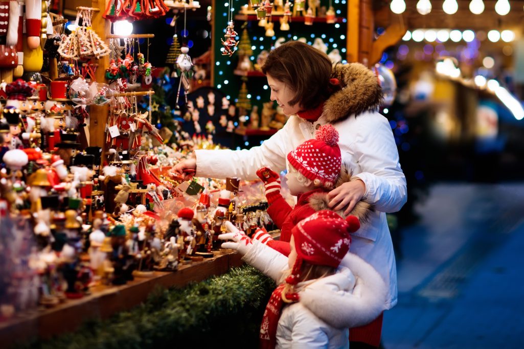 Christkindl Market Shopping in Buckhead Atlanta FamVeld © Shutterstock