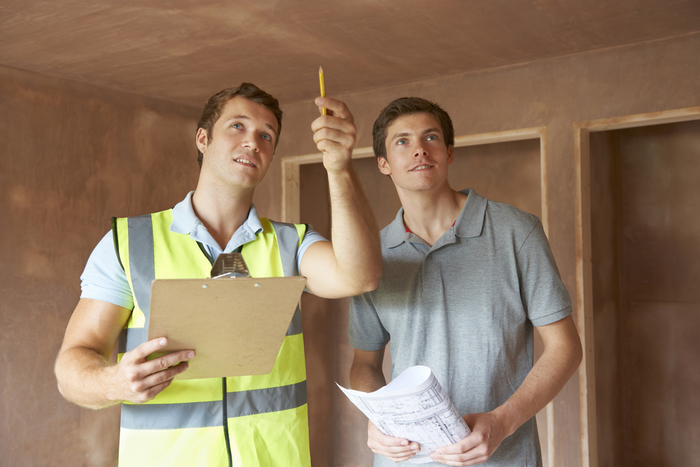 Builder And Inspector Looking At New Property ©SpeedKingz