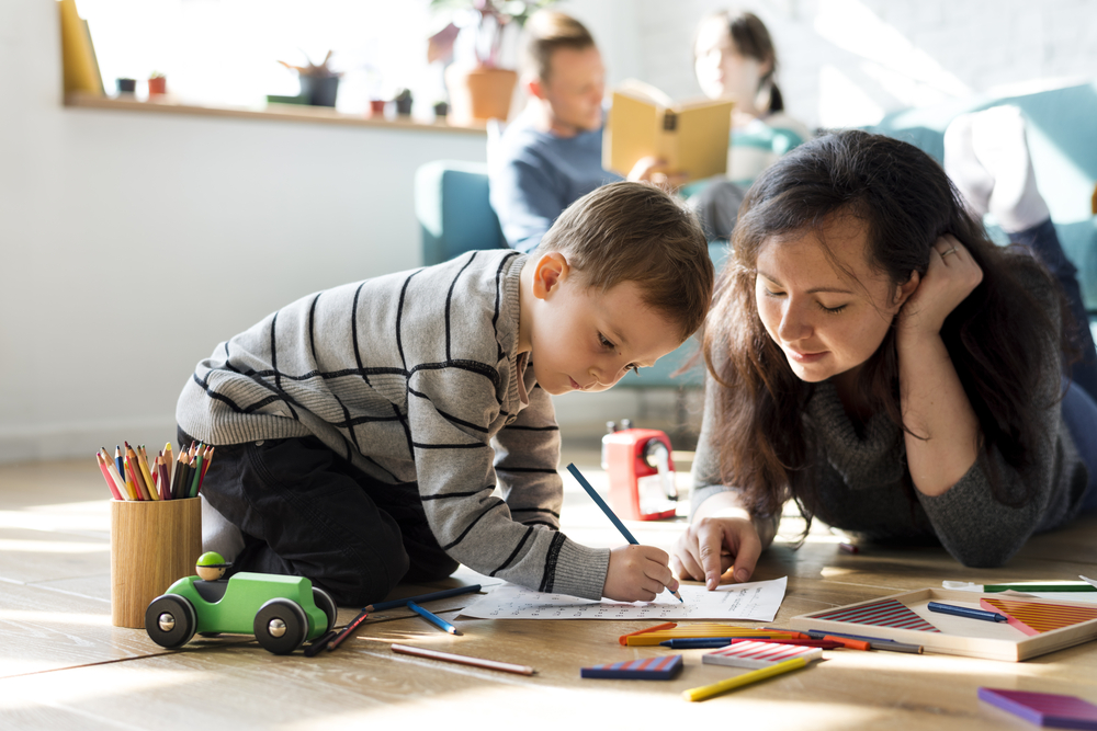 Mom helping son with homework ©Rawpixel.com