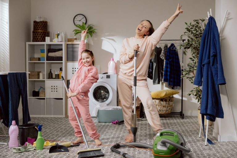 Mother and Daughter Cleaning Together ©Trzykropy