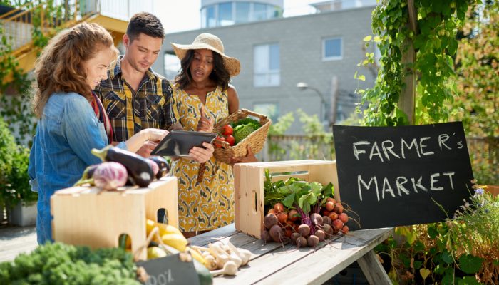 Farmers Market in the Spring with Friends©AYA images