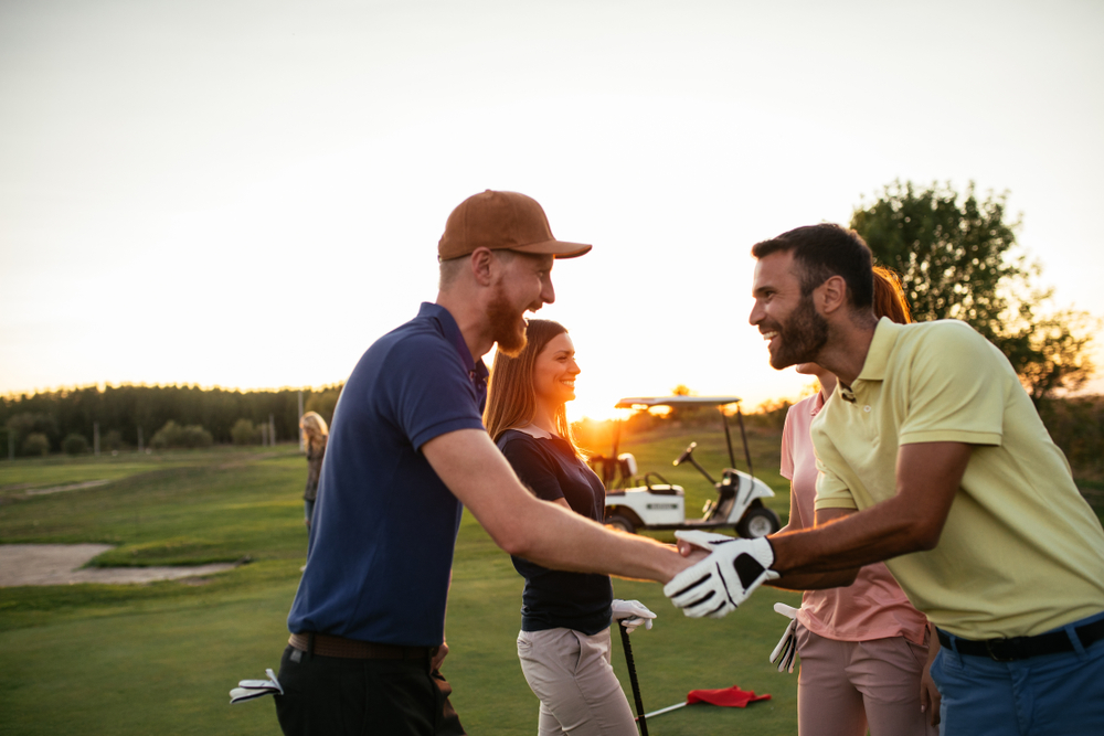 Friends playing golf©